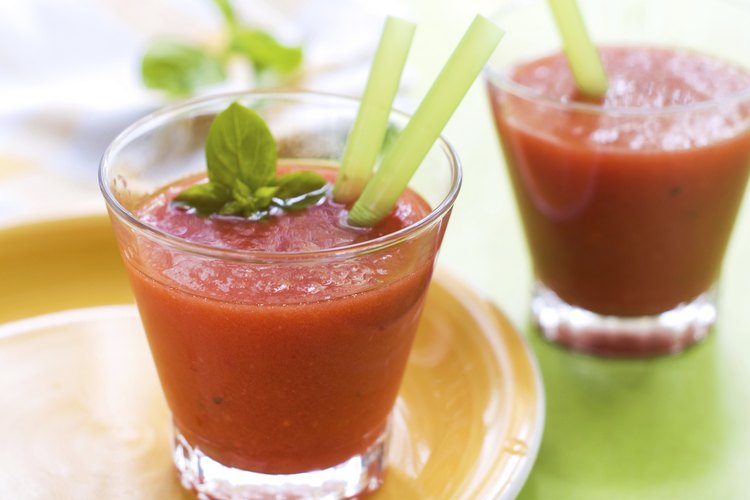 Vasos de jugo de tomate.