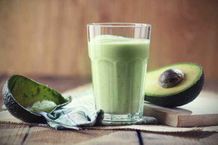 Considera hacer un batido delicioso y rico en nutrientes.