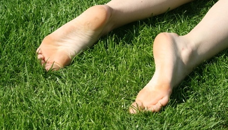 Фото утонченной мамаши с голыми ножками на газоне