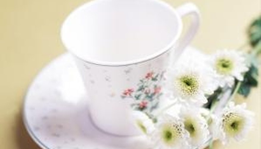 Use a wide, shallow teacup so you can see the tea leaves easily. Use a wide, shallow teacup so you can see the tea leaves easily.
