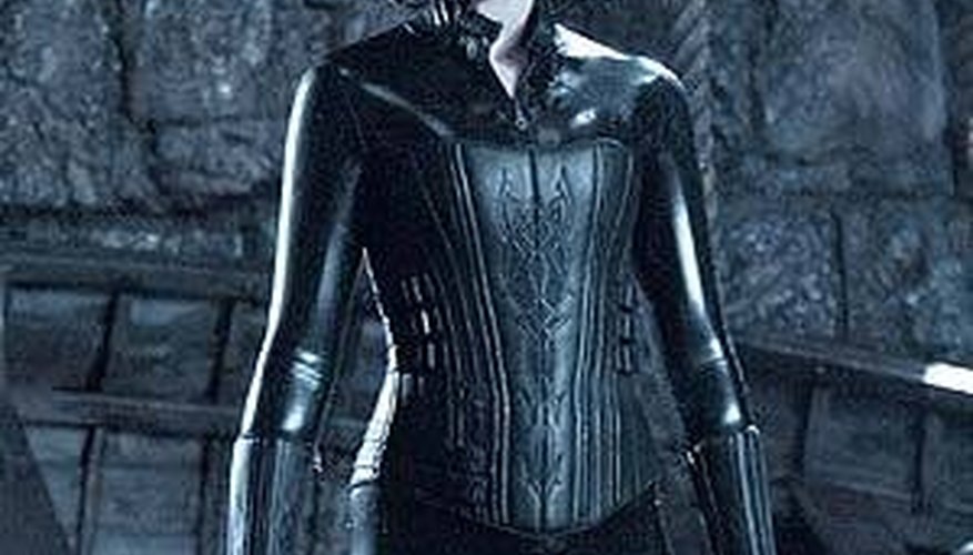 The makeup and costume worn by Kate Beckinsale blends well with the lighting and scenery. The makeup and costume worn by Kate Beckinsale blends well with the lighting and scenery.
