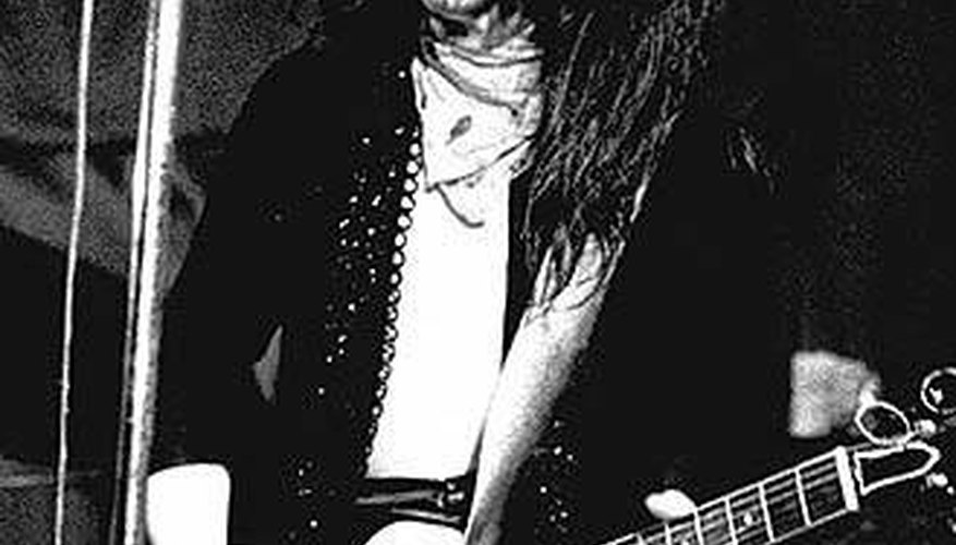 Thunders as a New York Doll, with a twin-control Les Paul custom--before switching to the TV. Thunders as a New York Doll, with a twin-control Les Paul custom--before switching to the TV.