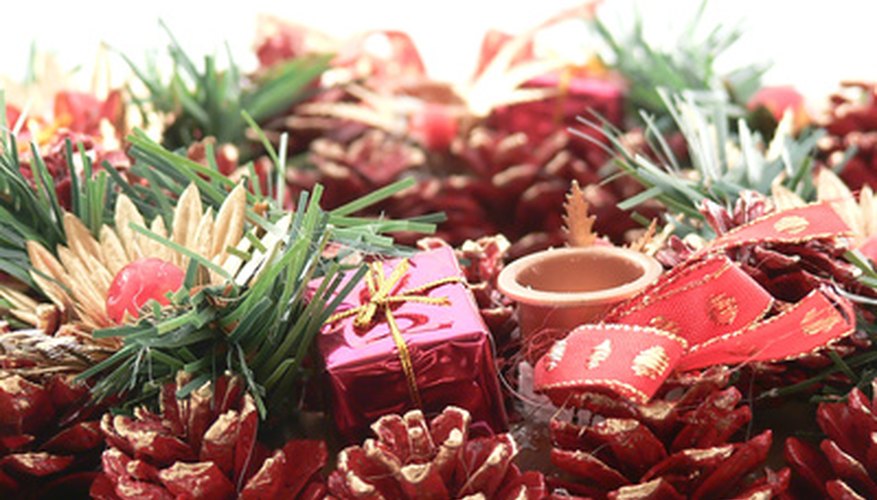 Create a pinecone wreath to decorate your home. Create a pinecone wreath to decorate your home.