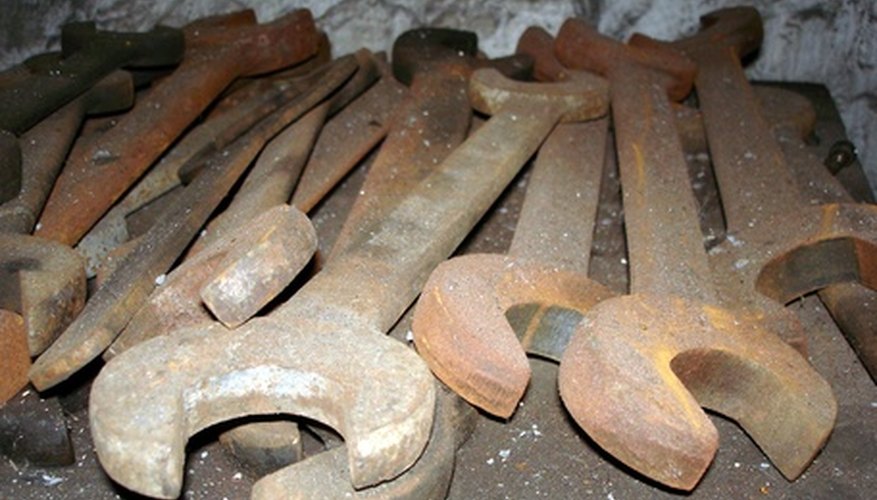 Rusty antique tools can be restored. Rusty antique tools can be restored.