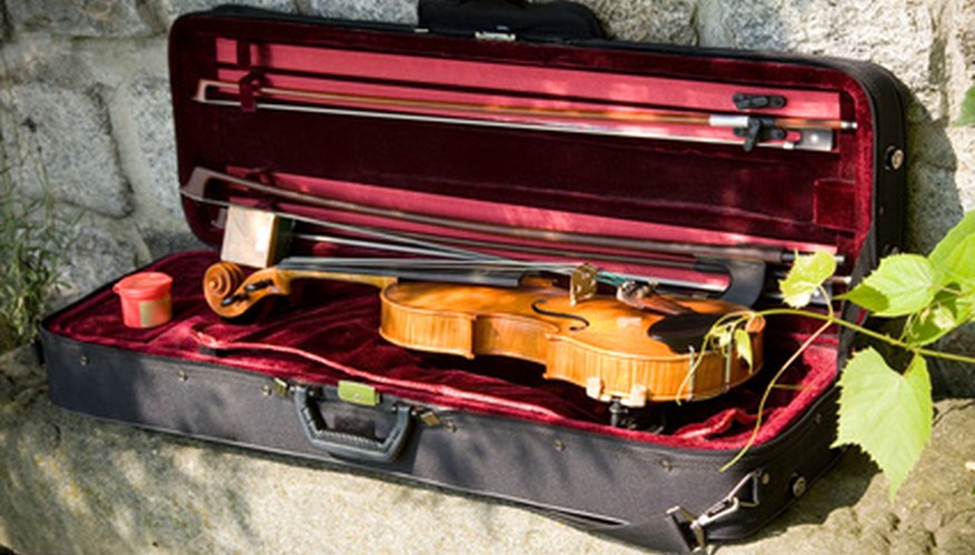 Photo Credit: violin in garden image by e-pyton from <a href='http://www.fotolia.com'>Fotolia.com</a> A simple violin case can be handmade to protect your violin from harm.