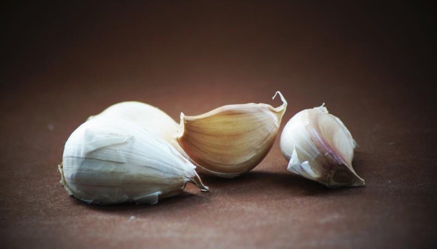 Both peel and soak garlic planting cloves to prevent pests and disease. Both peel and soak garlic planting cloves to prevent pests and disease.