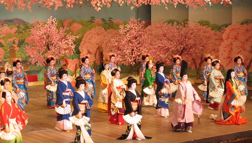Katsura trees are depicted in the background of this painting. Katsura trees are depicted in the background of this painting.