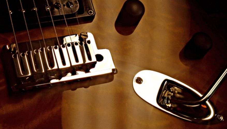 Exposed humbucker pickups without metal covers are common. Exposed humbucker pickups without metal covers are common.