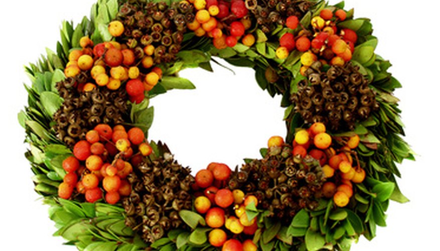 Mix fruit, nuts and greens for a natural della Robbia wreath. Mix fruit, nuts and greens for a natural della Robbia wreath.