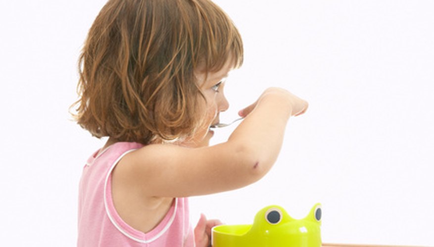 Three year olds should eat nutritious food at meal and snack times. Three year olds should eat nutritious food at meal and snack times.