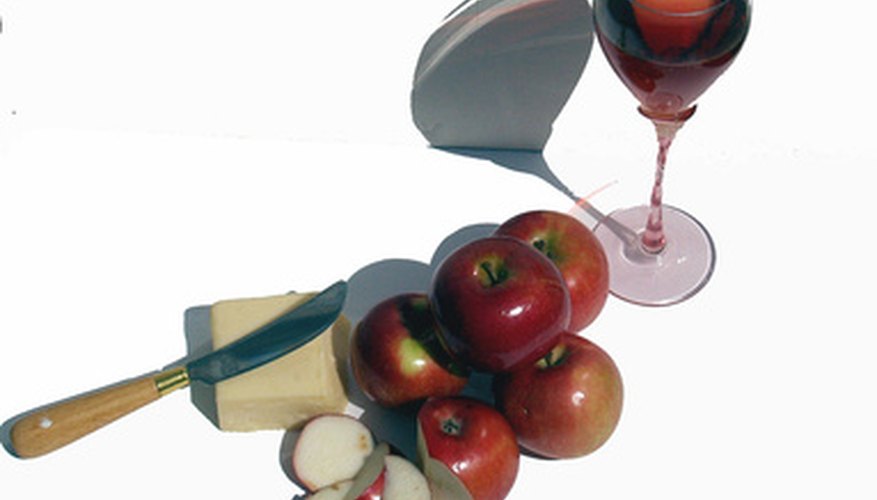 Apple wine pairs nicely with desserts or appetizers. Apple wine pairs nicely with desserts or appetizers.