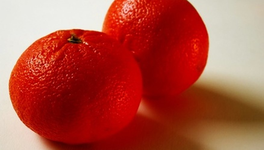 Mature mandarins range from yellow-orange to deep red. Mature mandarins range from yellow-orange to deep red.