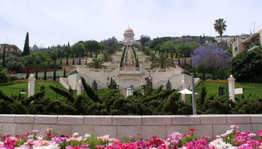The border in the foreground is monochromatic. The border in the foreground is monochromatic.