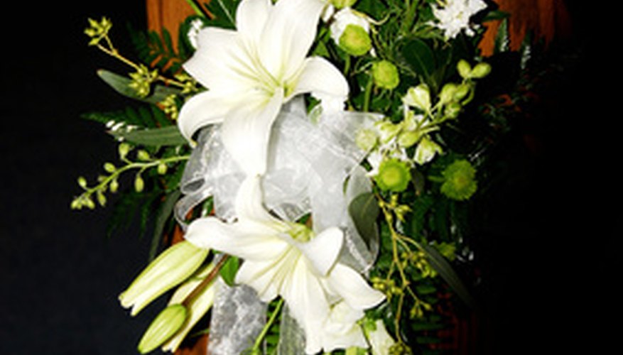 Make elegant pew bows to match your wedding decor. Make elegant pew bows to match your wedding decor.