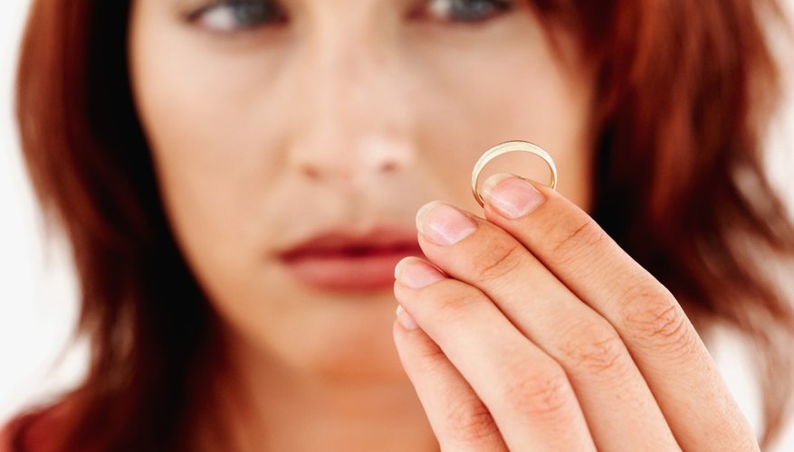 Restore the appearance of your discolored jewelry with a quick cleaning. Restore the appearance of your discolored jewelry with a quick cleaning.