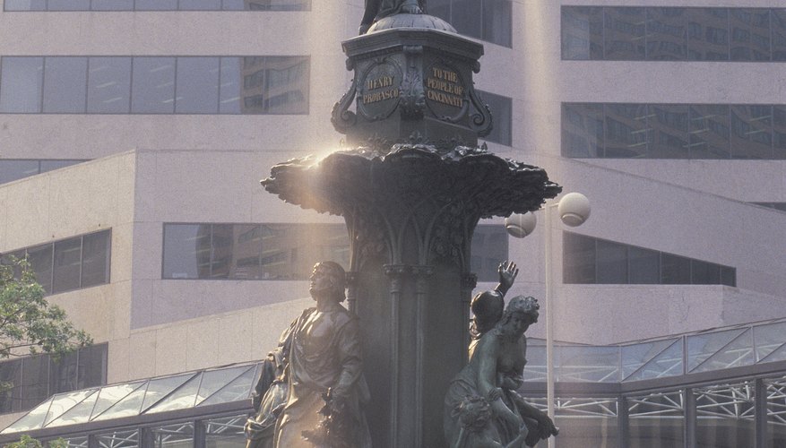 Fountain Square is a popular place for Cincinnatti tourists and features events, conerts and contests throughout the year. Fountain Square is a popular place for Cincinnatti tourists and features events, conerts and contests throughout the year.