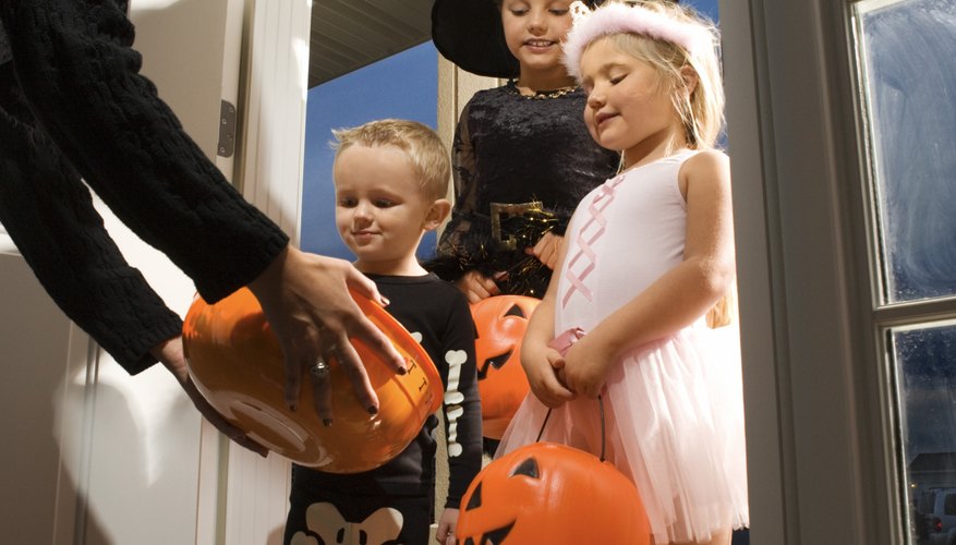 Save money by making your preschooler's Halloween treat bag. Save money by making your preschooler's Halloween treat bag.