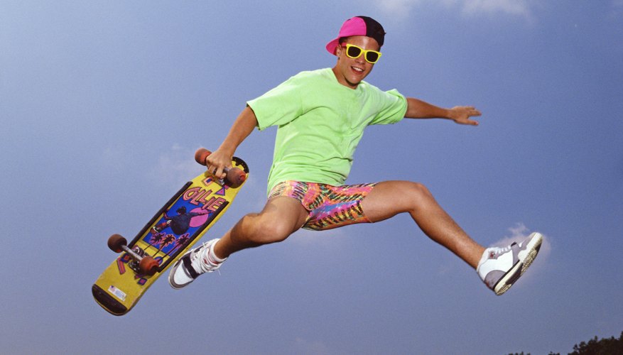 Turn worn-out skateboards into chairs. Turn worn-out skateboards into chairs.
