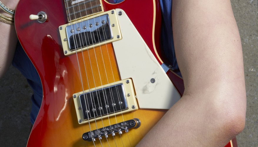 This Gibson has white binding which contrasts with the sunburst finish. This Gibson has white binding which contrasts with the sunburst finish.