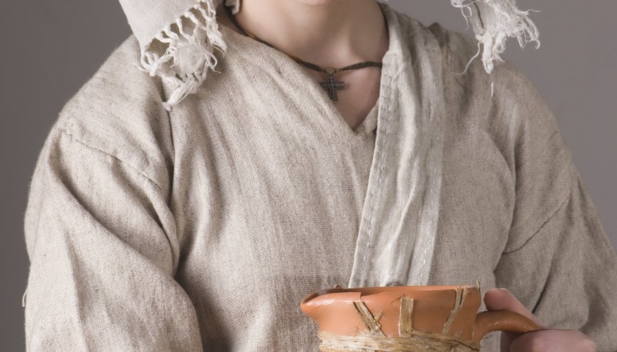 Peasants mostly wore neutral earth tones. Peasants mostly wore neutral earth tones.