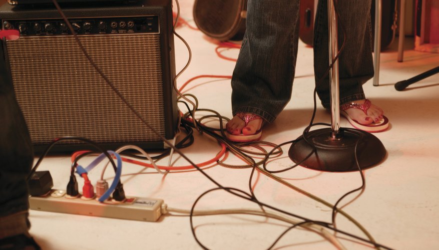 Connect the main speakers with speaker cable Connect the main speakers with speaker cable