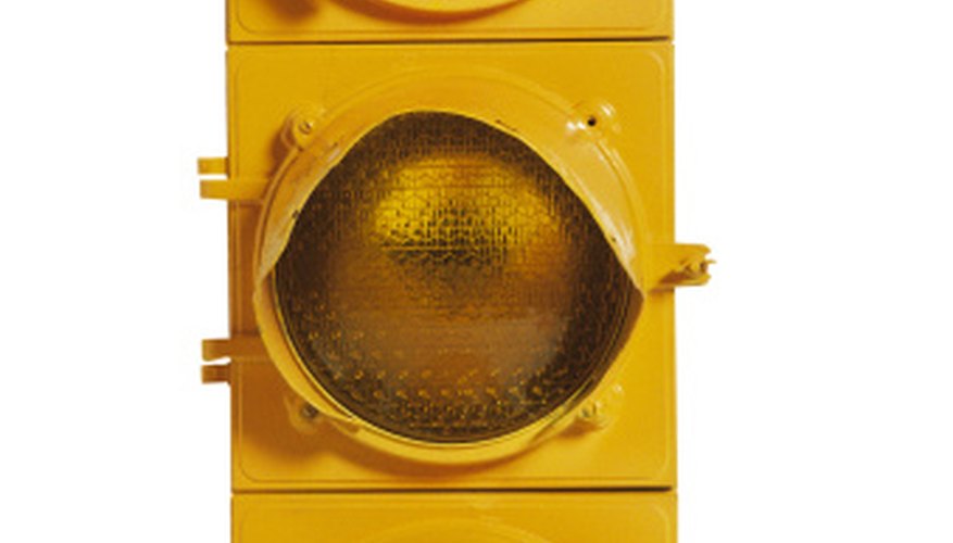 Using circles and squares helps you draw a traffic light. Using circles and squares helps you draw a traffic light.