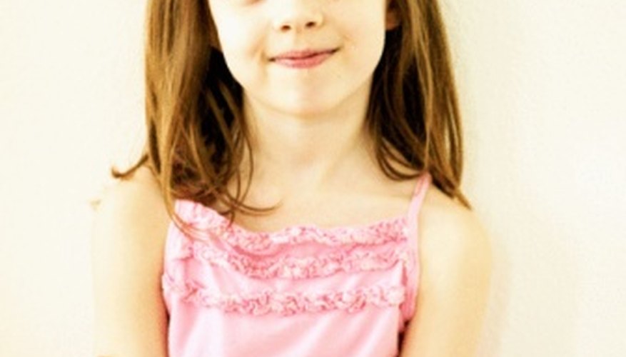 Making a Minnie Mouse bow is fast and easy. Making a Minnie Mouse bow is fast and easy.