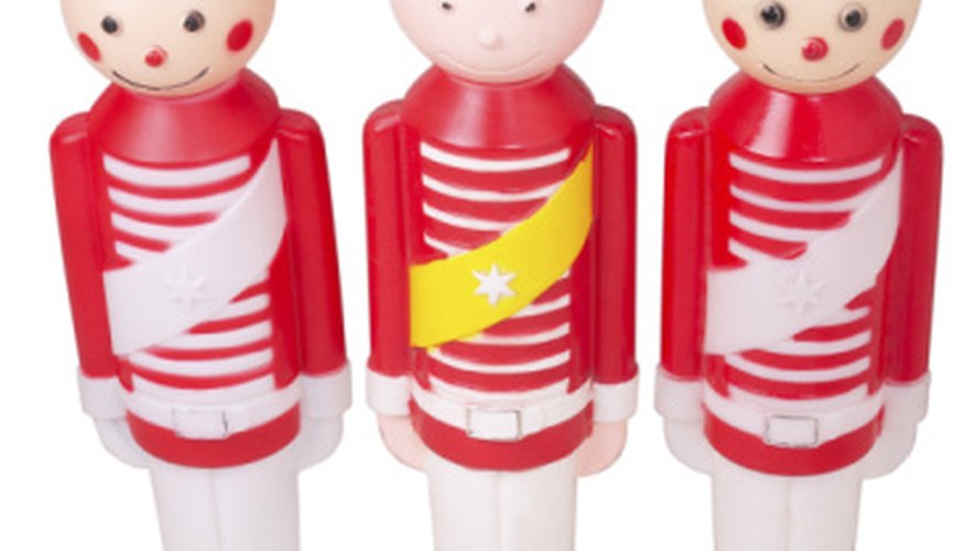 Toy soldiers similar to these can be made with clay pots. Toy soldiers similar to these can be made with clay pots.