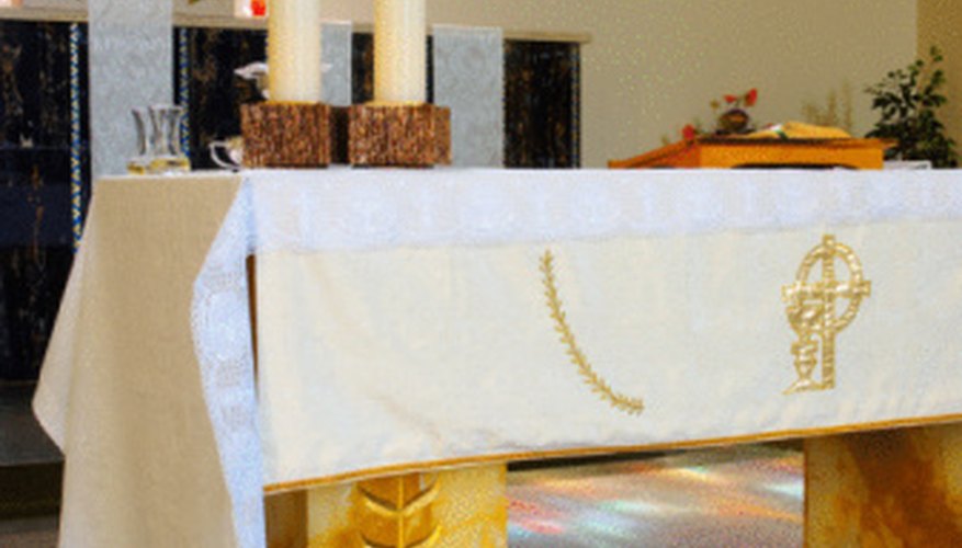 Decor on the altar at Easter should be white to reflect the resurrection of Jesus. Decor on the altar at Easter should be white to reflect the resurrection of Jesus.