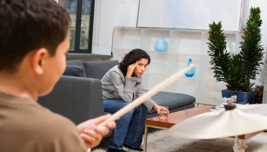 The vibration of the cymbal disturbs the air molecules around it to transmit sound. The vibration of the cymbal disturbs the air molecules around it to transmit sound.