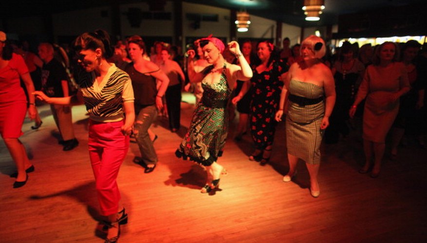 The Wobble dance is ideal for uniting skilled dancers and beginners. The Wobble dance is ideal for uniting skilled dancers and beginners.