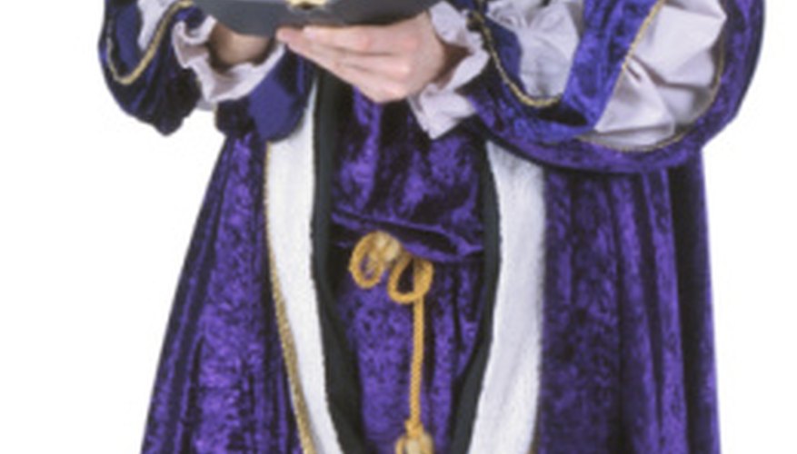 Mix basic clothing with a few royal accents to create a prince costume. Mix basic clothing with a few royal accents to create a prince costume.