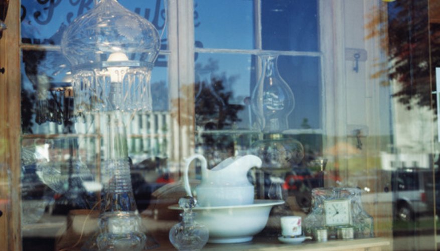 Finding older pieces in the Fostoria American Glassware pattern can be challenging. Finding older pieces in the Fostoria American Glassware pattern can be challenging.