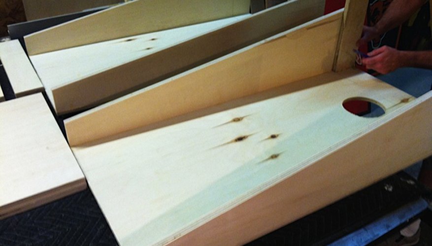 Be sure that the taller ends of the side pieces are on the same side as the sandbag hole. Be sure that the taller ends of the side pieces are on the same side as the sandbag hole.