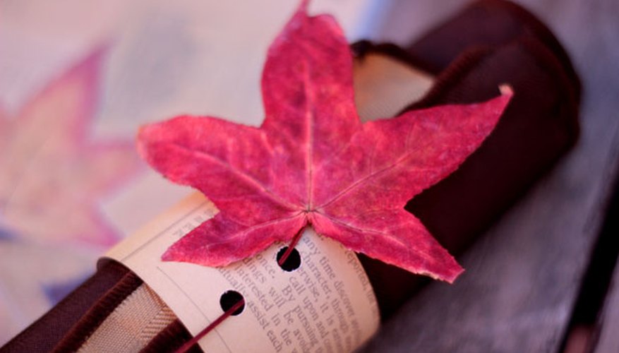 Make a matching leaf napkin ring. Make a matching leaf napkin ring.