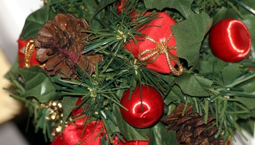 The yo-yo Christmas tree decoration is simple to craft by using graduated sizes of yo-yos. The yo-yo Christmas tree decoration is simple to craft by using graduated sizes of yo-yos.