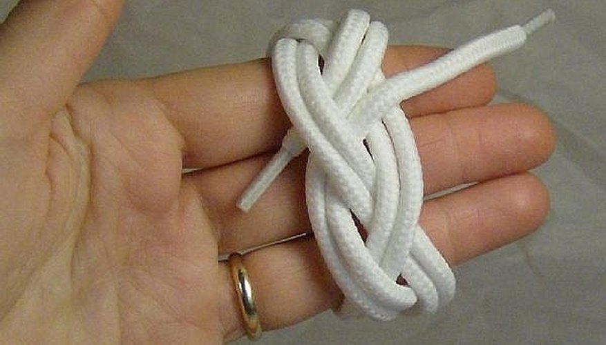 This is a finished sailor's knot. For a bracelet, see How to Make a Sailor's Knot Bracelet. This is a finished sailor's knot. For a bracelet, see How to Make a Sailor's Knot Bracelet.
