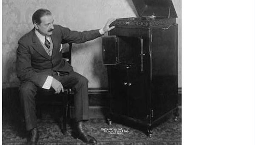 Early players had one sound channel. Early players had one sound channel.