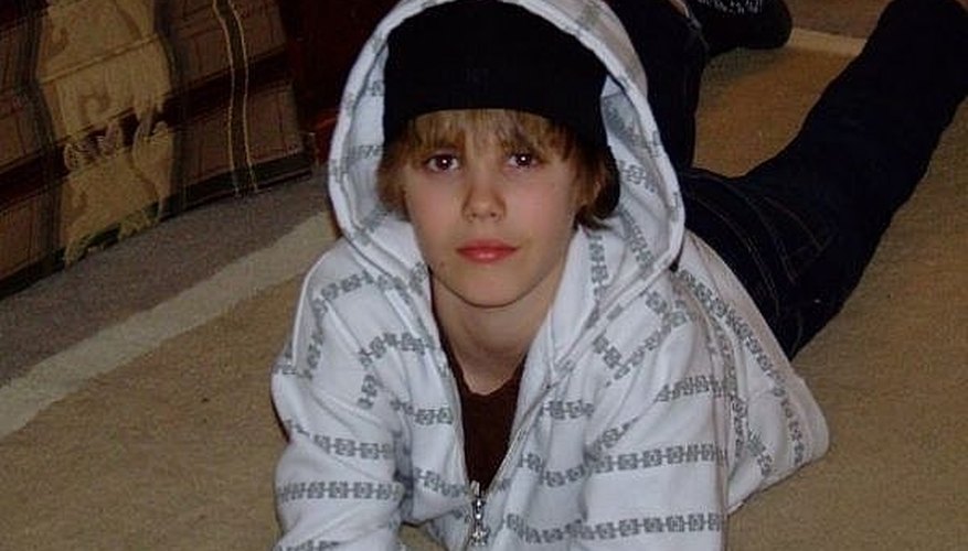 Sing like Justin Bieber by performing as often as possible. Sing like Justin Bieber by performing as often as possible.