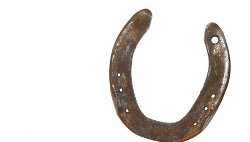 Make kids' crafts using horseshoes. Make kids' crafts using horseshoes.