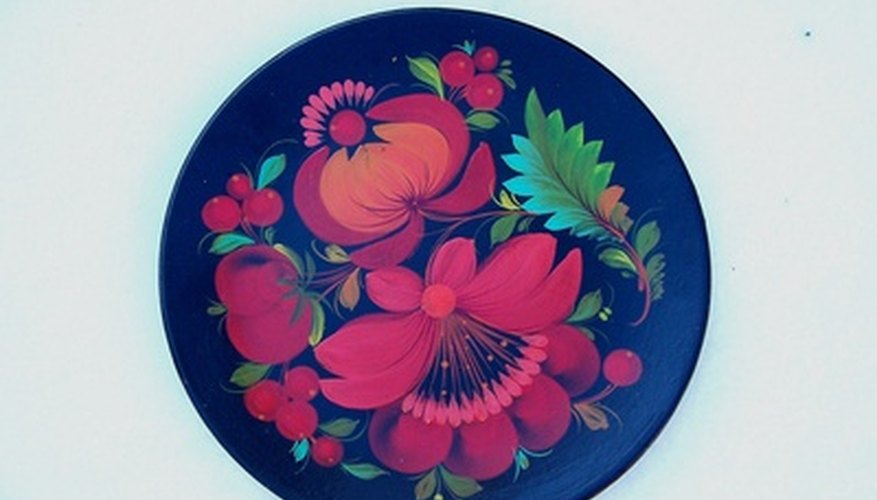 Use decoupage to create attractive plates. Use decoupage to create attractive plates.