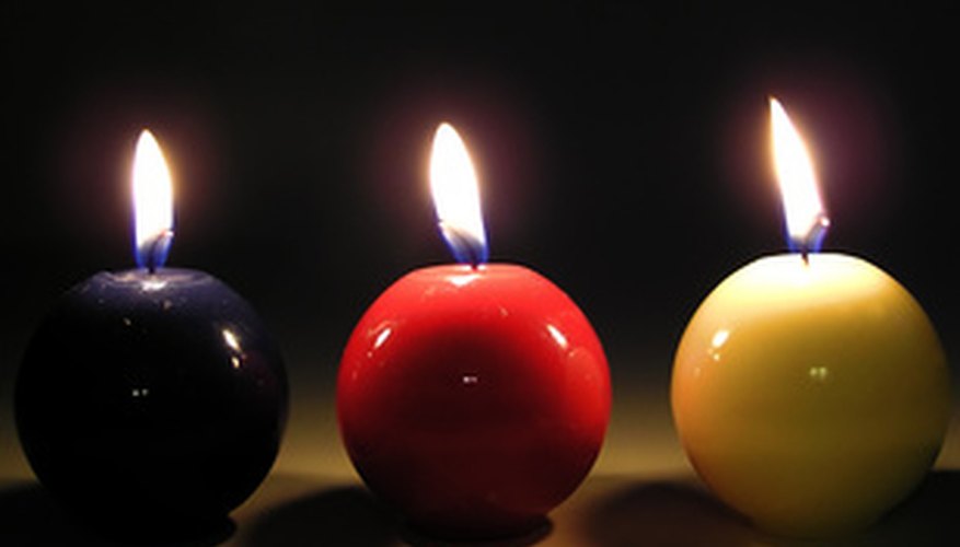 Customizing candles can make great holiday gifts for friends and family. Customizing candles can make great holiday gifts for friends and family.