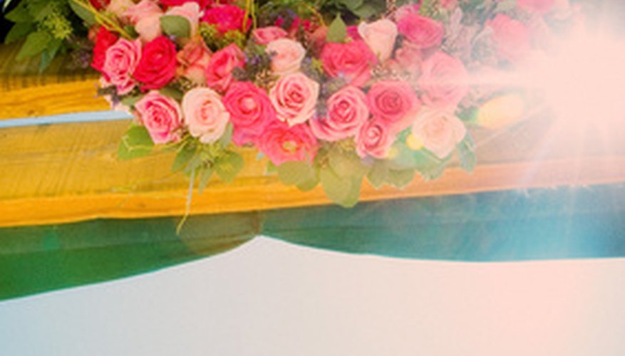 Many decorate their wedding arch with flowers. Many decorate their wedding arch with flowers.