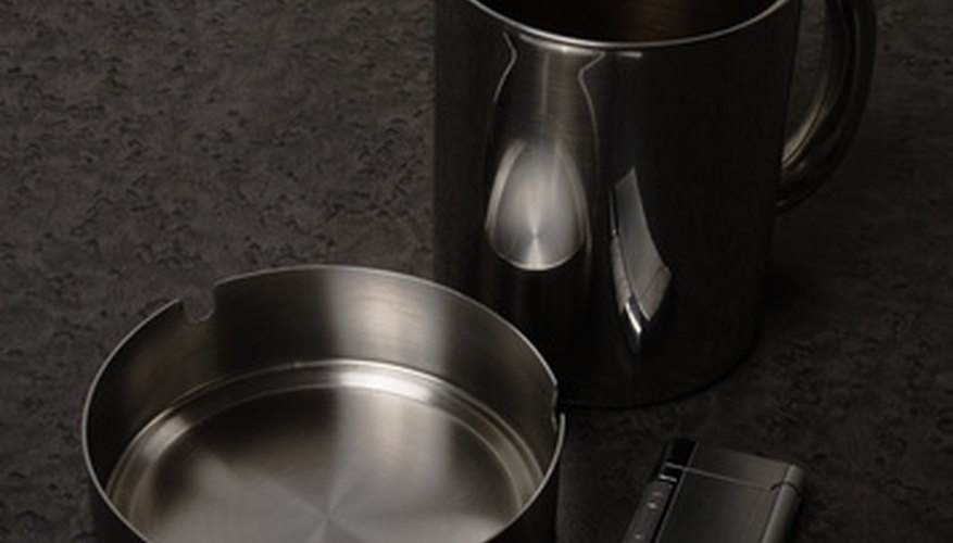 Stainless steel containers do not react with lye. Stainless steel containers do not react with lye.
