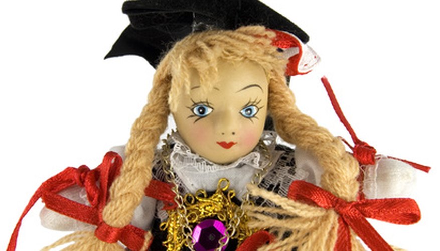 Some cloth doll faces already have contours and definition, while others must be added by the painter. Some cloth doll faces already have contours and definition, while others must be added by the painter.