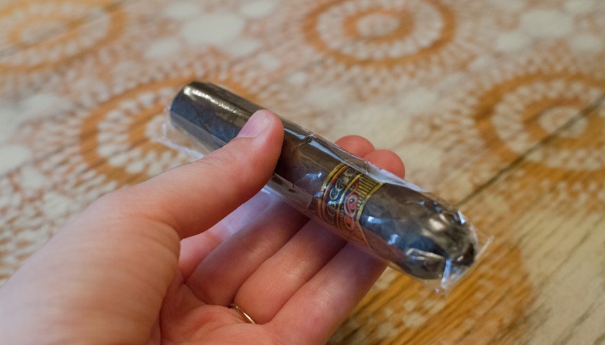 How do you keep cigars fresh without a humidor?