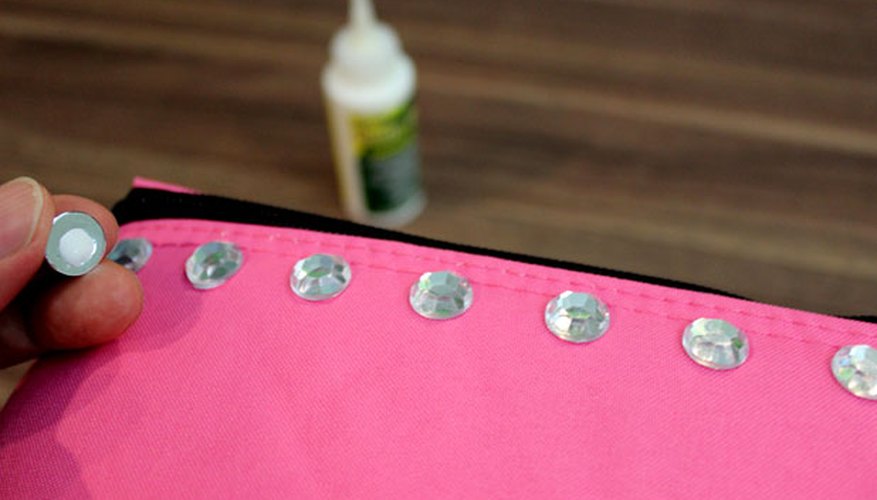 Glue rhinestones to the border Glue rhinestones to the border