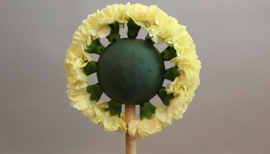 Insert carnations in the foam Insert carnations in the foam
