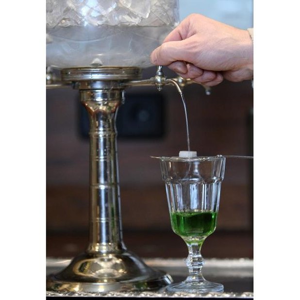 Tradicionalmente el Absinthe no se bebe puro. Agua fría y azúcar se mezclan lentamente a través de una espumadera.