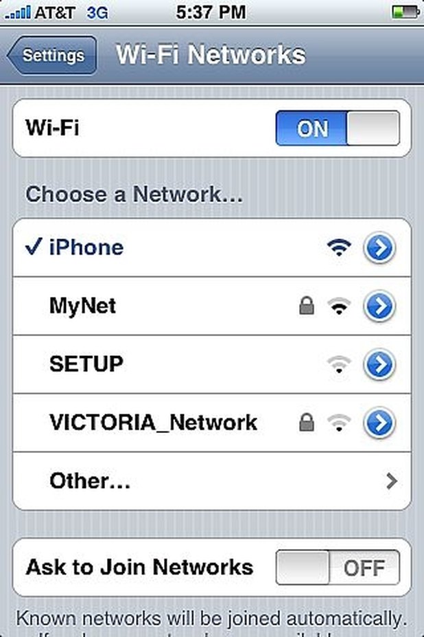 Dirígete a ajustes del iPhone y selecciona Wi-Fi, selecciona iPhone de la lista de la red.